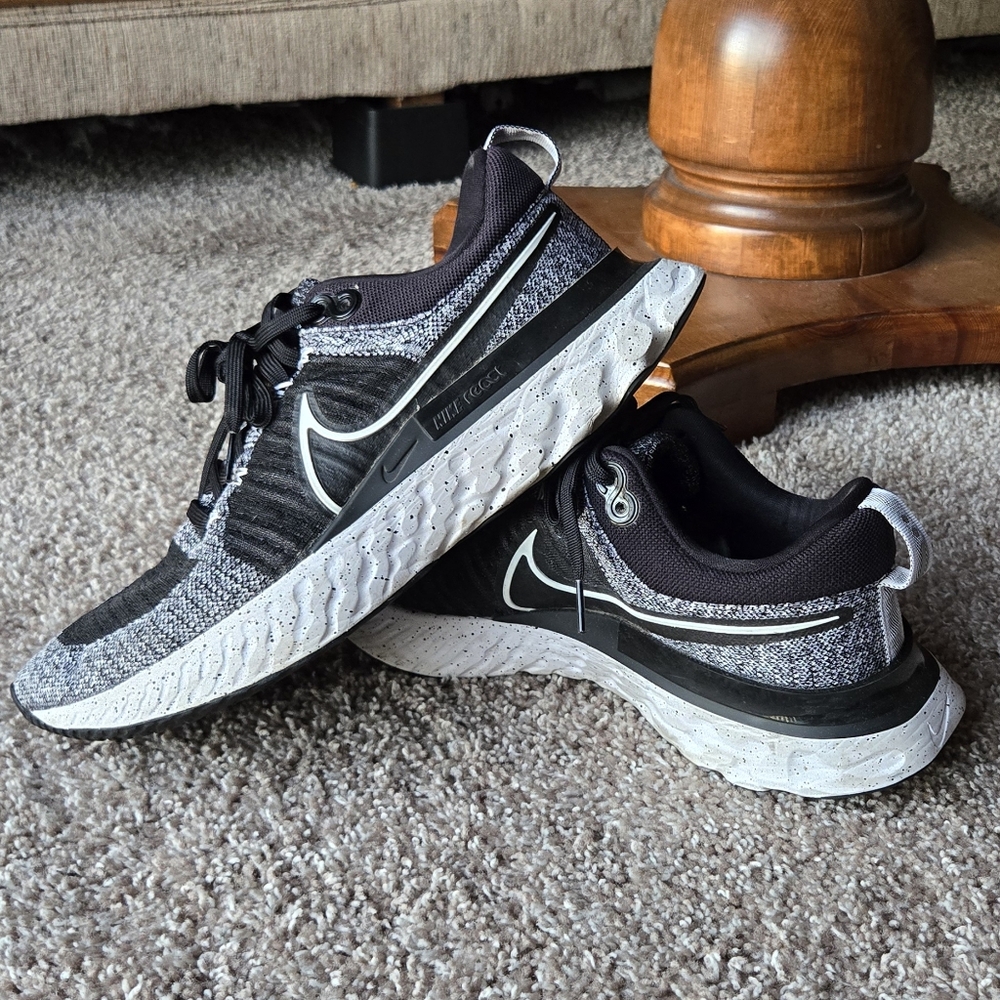 React Infinity Run Flyknit 2 Black White